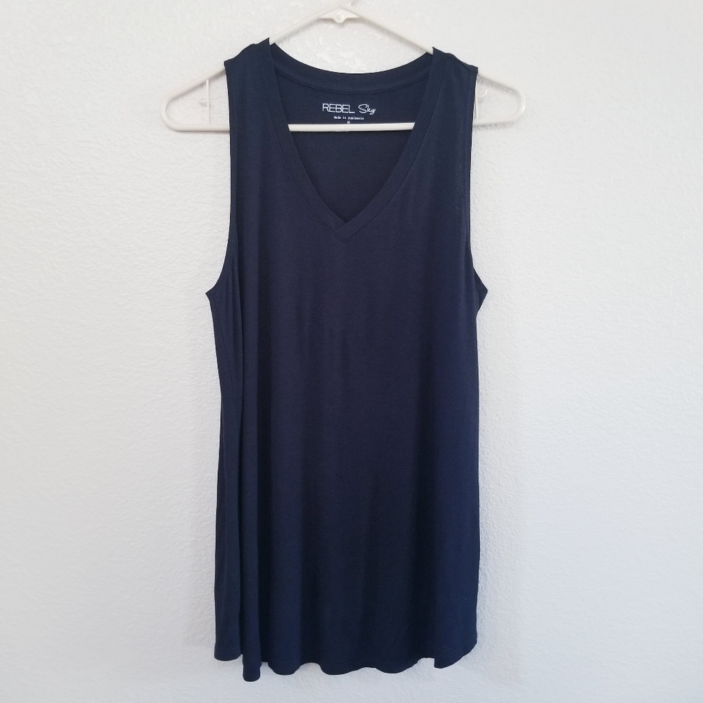 Rebel Sky Black V-Neck Tank Size Medium